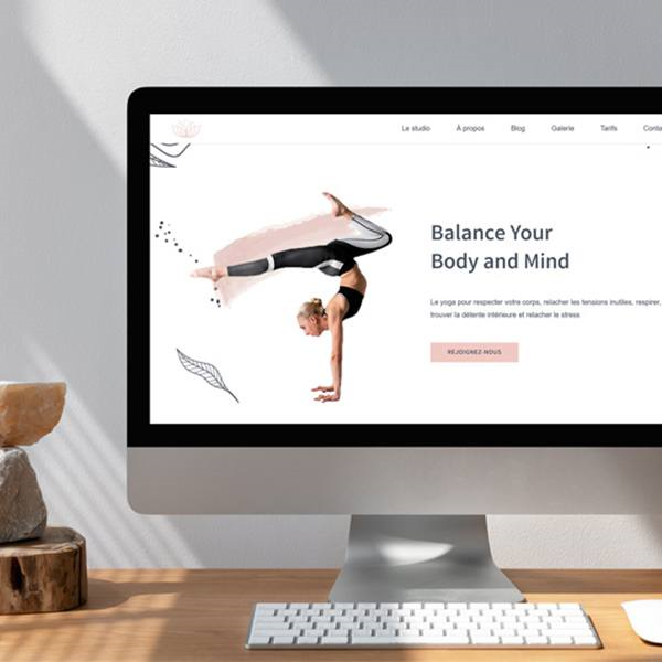 Ordinateur montrant un site internet écologique pour le yoga à Grenoble